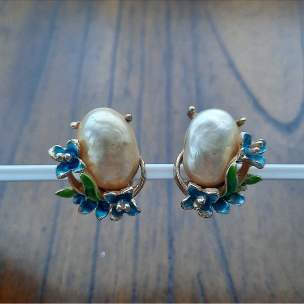Vintage large pearl flowers clip on earrings
